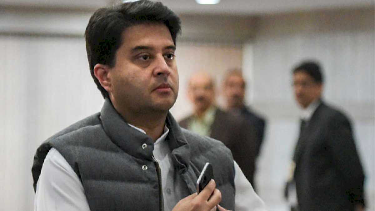 महाकाल के दर्शन करने पहुंचे सिंधिया को दिल्ली से आया बुलाया, सभी कार्यक्रम रद्द कर दिल्ली रवाना महाकाल के दर्शन करने पहुंचे सिंधिया को दिल्ली से आया बुलाया, सभी कार्यक्रम रद्द कर दिल्ली रवाना