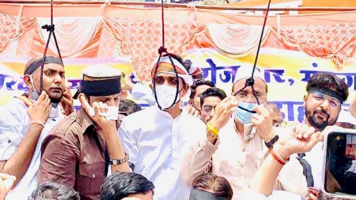 सरकार के अत्याचार के खिलाफ अरुण यादव और विक्रांत भूरिया ने लगाई सांकेतिक फांसी सरकार के अत्याचार के खिलाफ अरुण यादव और विक्रांत भूरिया ने लगाई सांकेतिक फांसी