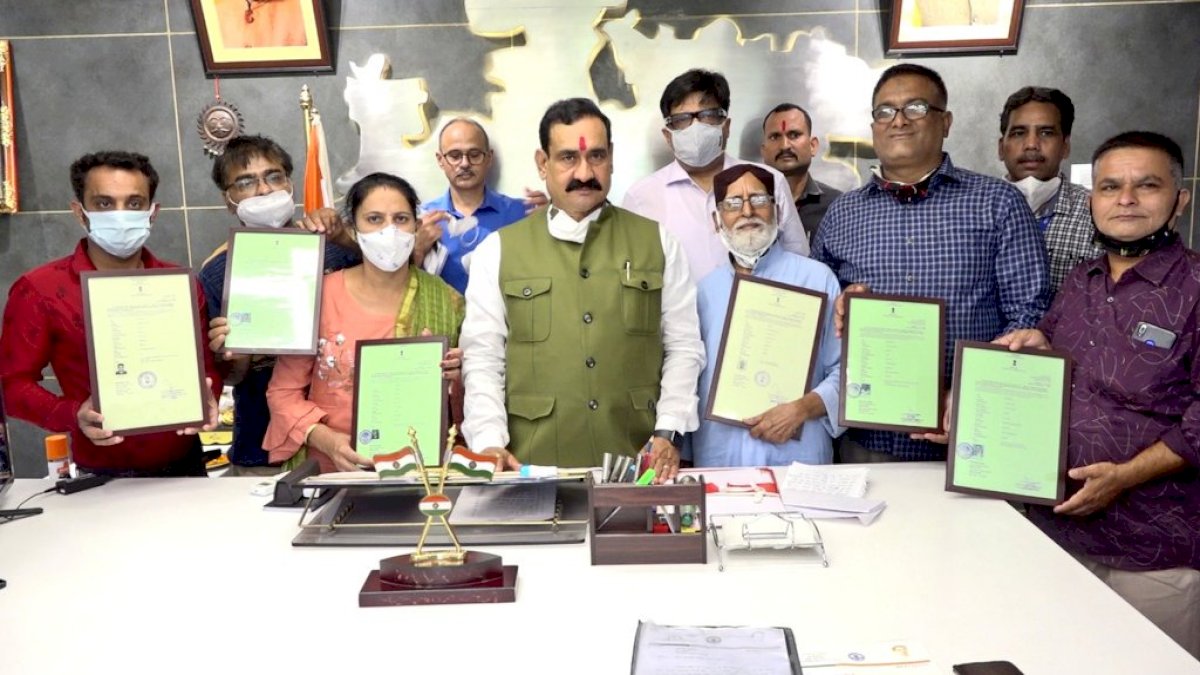 भोपाल और मंदसौर में रहने वाले 6 पाकिस्तानी हिंदू शरणार्थियों को मिली भारत की नागरिकता भोपाल और मंदसौर में रहने वाले 6 पाकिस्तानी हिंदू शरणार्थियों को मिली भारत की नागरिकता