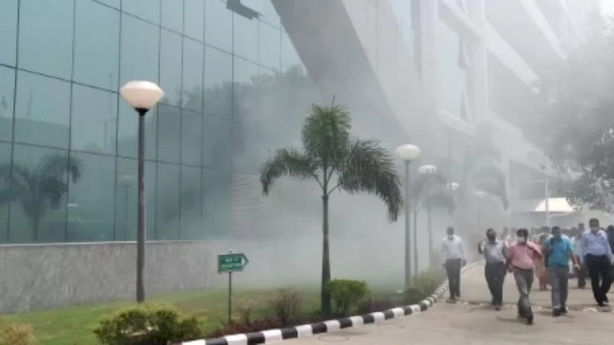 CBI दफ्तर में लगी भीषण आग, बिल्डिंग से निकल रहा धुएं का गुब्बार, फायर ब्रिगेड ने संभाला मोर्चा CBI दफ्तर में लगी भीषण आग, बिल्डिंग से निकल रहा धुएं का गुब्बार, फायर ब्रिगेड ने संभाला मोर्चा