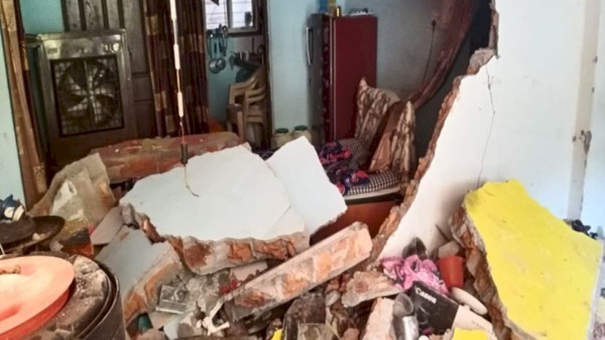 महू में मल्टी स्टोरी के फ्लैट में हुआ धमाका, डेढ़ साल का बच्चा समेत 4 लोग घायल महू में मल्टी स्टोरी के फ्लैट में हुआ धमाका, डेढ़ साल का बच्चा समेत 4 लोग घायल