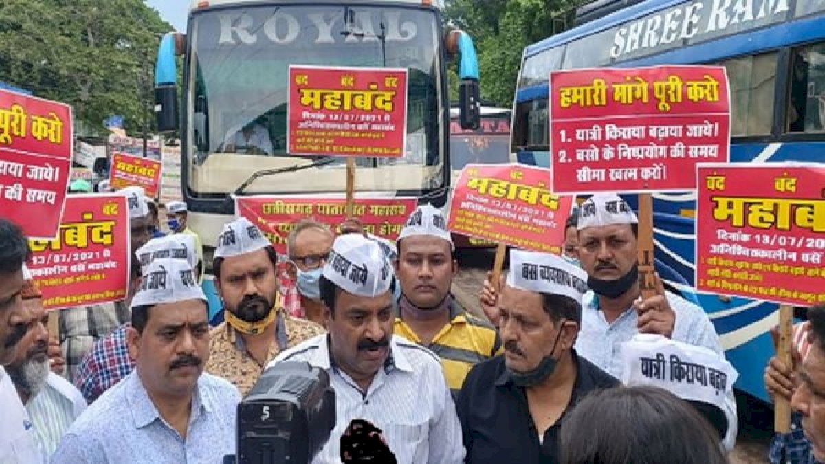 अपनी मांगें मनवाने के लिए बस आपरेटर्स का प्रदर्शन, छत्तीसगढ़ में निकली बसों की बारात अपनी मांगें मनवाने के लिए बस आपरेटर्स का प्रदर्शन, छत्तीसगढ़ में निकली बसों की बारात