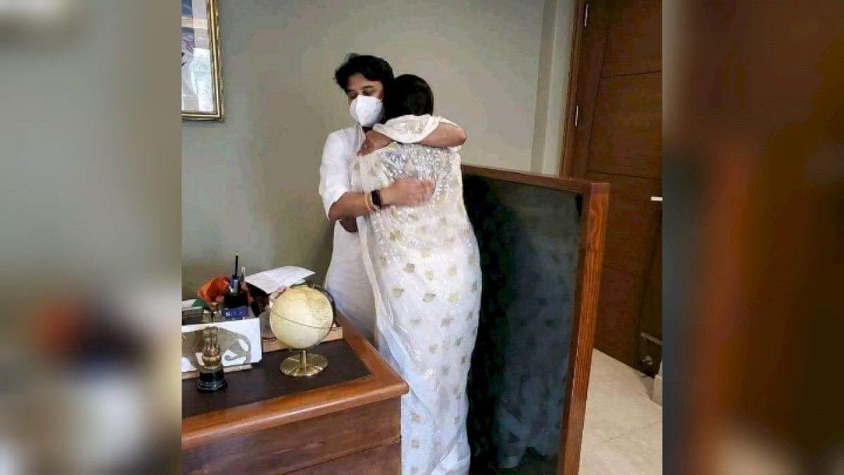 सिंधिया को बधाई देते समय रोने लगीं इमरती देवी, लोगों ने कहा, गद्दार से वफादारी करने पर सिर्फ आंसू ही मिलते हैं सिंधिया को बधाई देते समय रोने लगीं इमरती देवी, लोगों ने कहा, गद्दार से वफादारी करने पर सिर्फ आंसू ही मिलते हैं