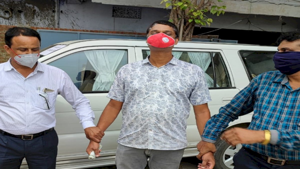 पेशे से टीचर और काम घूसखोरी, रोजगार सहायिका अपने शिक्षक पति के साथ 50 हजार की रिश्वत लेते धराई पेशे से टीचर और काम घूसखोरी, रोजगार सहायिका अपने शिक्षक पति के साथ 50 हजार की रिश्वत लेते धराई