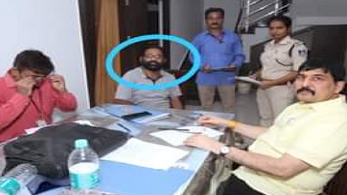 ग्वालियर में EOW का छापा, PWD के SDO के यहां से मिली 20 करोड़ की बेनामी संपत्ति ग्वालियर में EOW का छापा, PWD के SDO के यहां से मिली 20 करोड़ की बेनामी संपत्ति