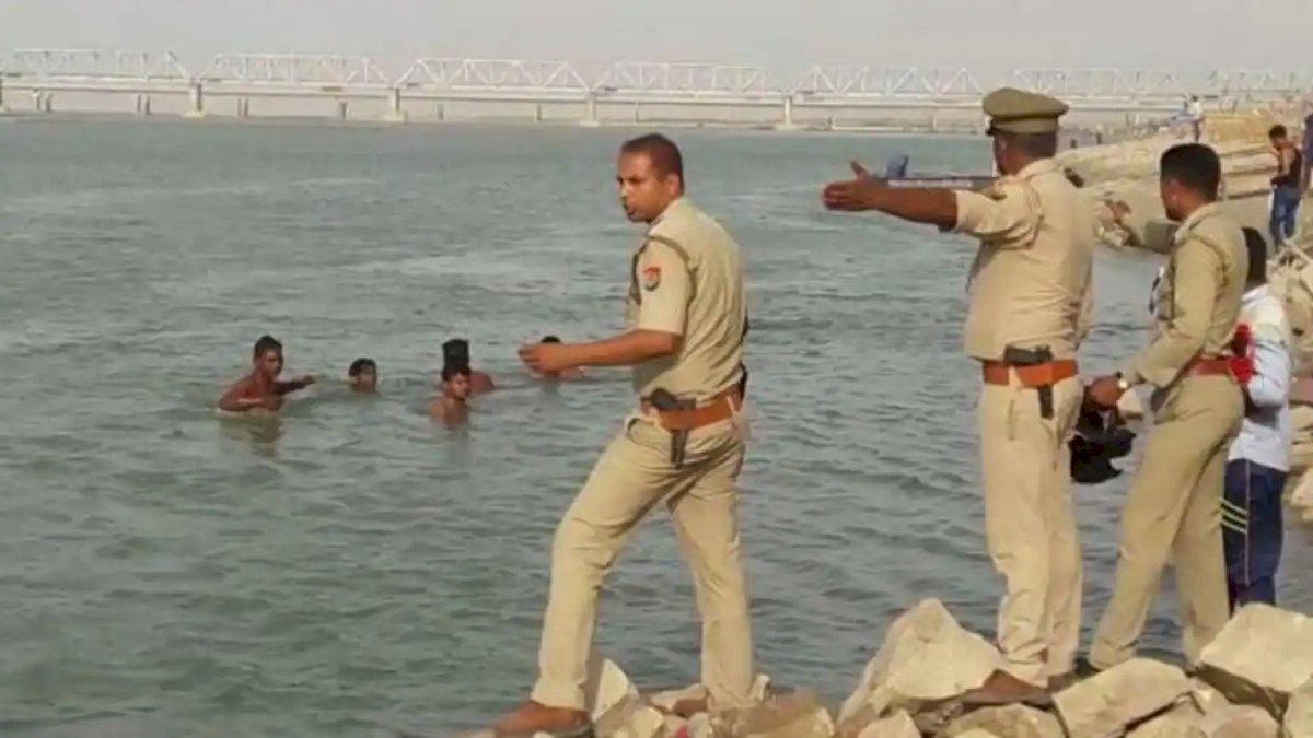 अमावस्या पर अयोध्या में हादसा, सरयू में स्नान के दौरान एक ही परिवार के 12 लोग डूबे, 2 बच्चियों समेत 3 को बचाया अमावस्या पर अयोध्या में हादसा, सरयू में स्नान के दौरान एक ही परिवार के 12 लोग डूबे, 2 बच्चियों समेत 3 को बचाया