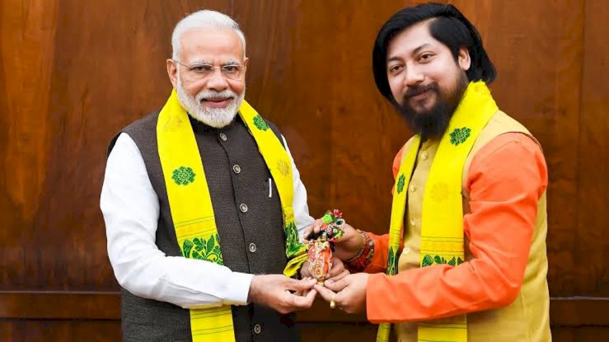 मोदी के सबसे युवा मंत्री की डिग्री में गड़बड़झाला, 4 महीने के भीतर कर ली 5 साल की पढ़ाई मोदी के सबसे युवा मंत्री की डिग्री में गड़बड़झाला, 4 महीने के भीतर कर ली 5 साल की पढ़ाई