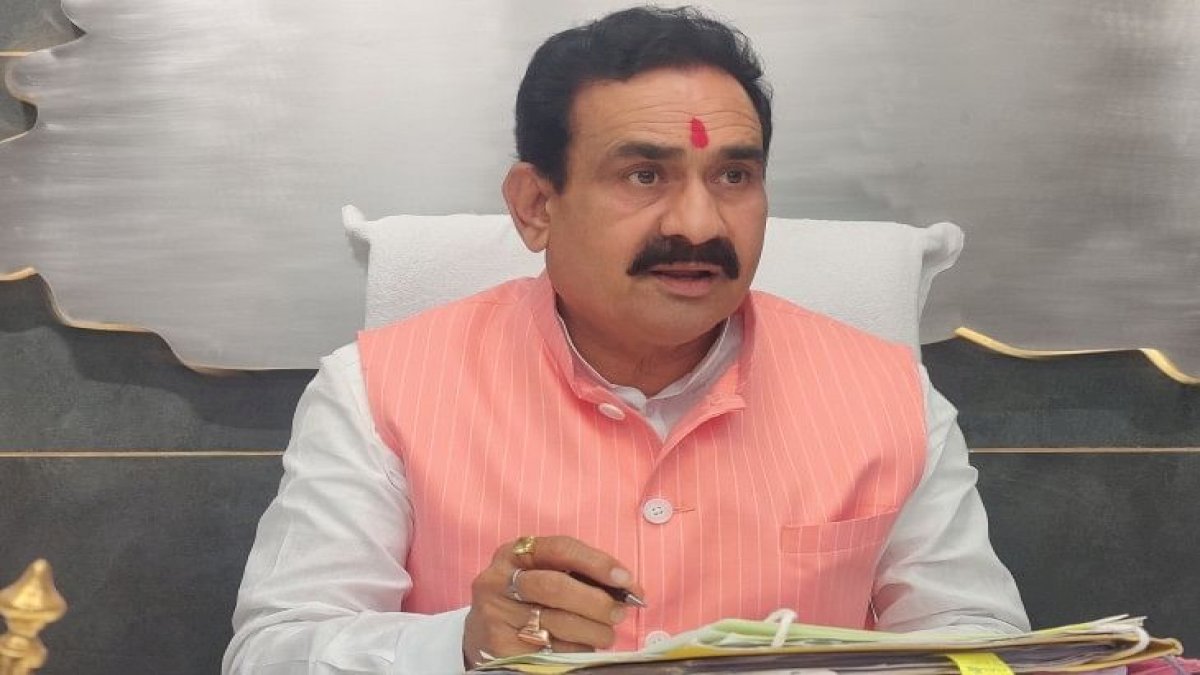 MP की सियासत में बरनॉल की एंट्री, सलूजा ने गृहमंत्री नरोत्तम मिश्रा को गिफ्ट किया दो ट्यूब बरनॉल MP की सियासत में बरनॉल की एंट्री, सलूजा ने गृहमंत्री नरोत्तम मिश्रा को गिफ्ट किया दो ट्यूब बरनॉल