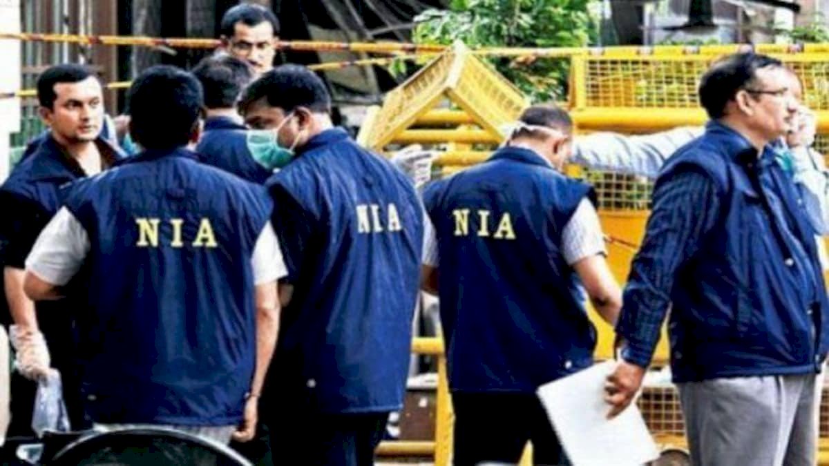 जम्मू-कश्मीर: टेरर फंडिंग पर NIA का शिकंजा, छापेमारी कर 6 लोगों को किया गिरफ्तार जम्मू-कश्मीर: टेरर फंडिंग पर NIA का शिकंजा, छापेमारी कर 6 लोगों को किया गिरफ्तार