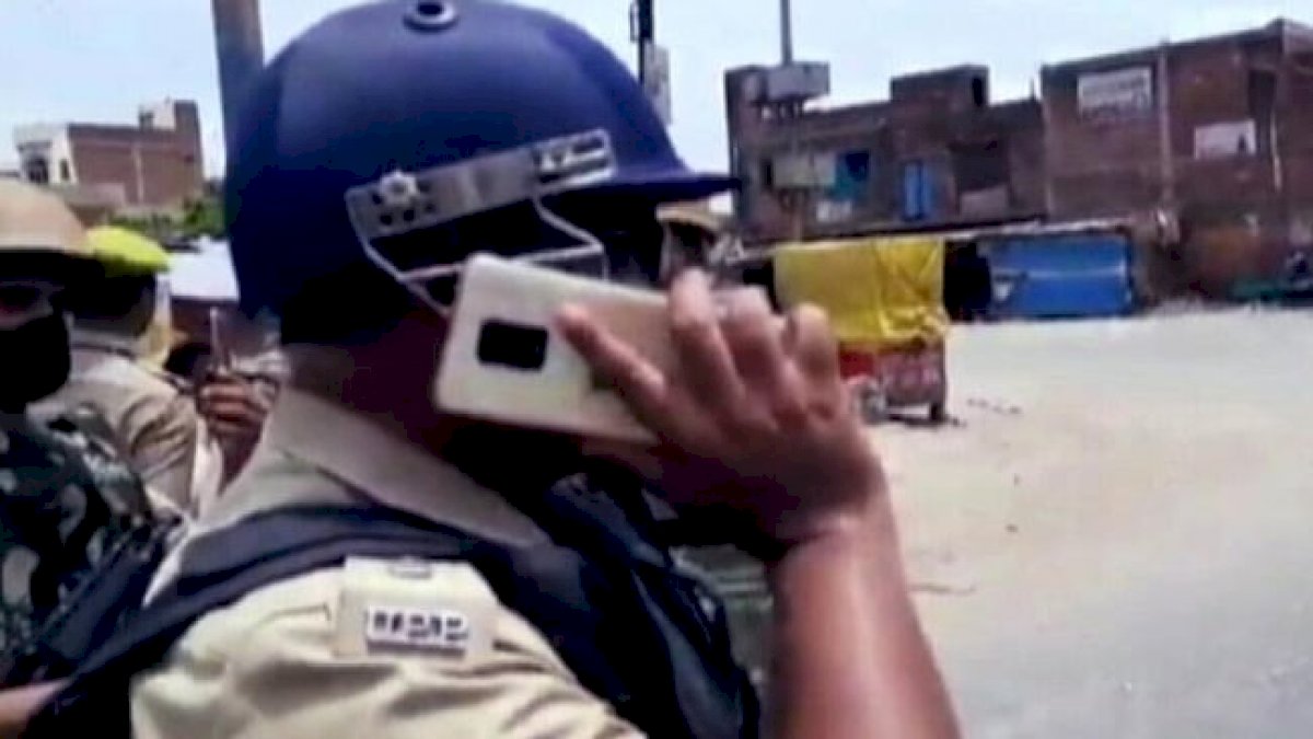UP में दिखी कानून के रखवालों की लाचारी, इटावा एसपी ने कहा सर बीजेपी वाले बम लेकर आए हैं UP में दिखी कानून के रखवालों की लाचारी, इटावा एसपी ने कहा सर बीजेपी वाले बम लेकर आए हैं
