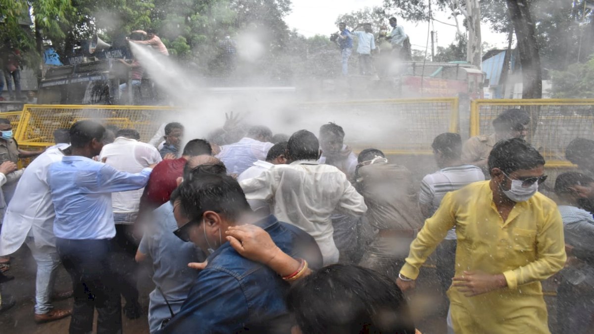 दिग्विजय सिंह के प्रदर्शन के दौरान पुलिस ने चलाया वॉटर कैनन, कांग्रेस बोली- ब्रिटिश राज की याद दिला दी दिग्विजय सिंह के प्रदर्शन के दौरान पुलिस ने चलाया वॉटर कैनन, कांग्रेस बोली- ब्रिटिश राज की याद दिला दी