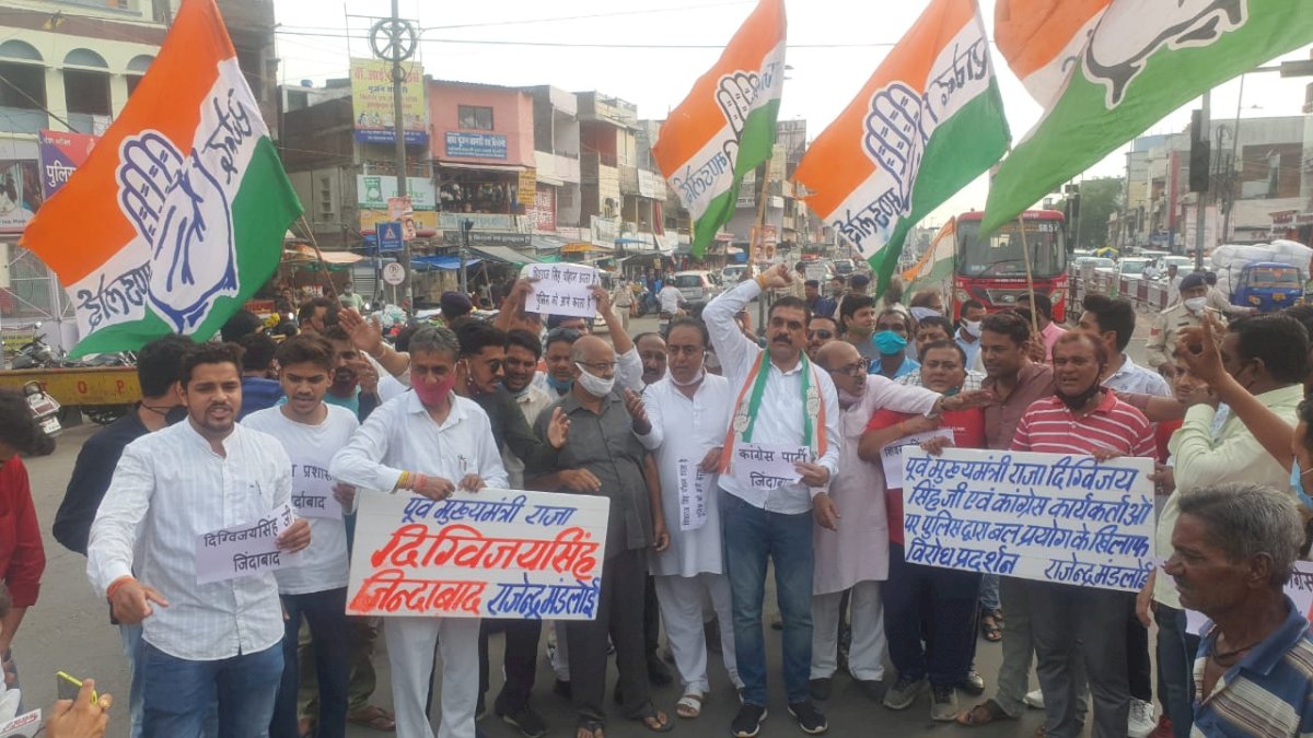 दिग्विजय सिंह के साथ पुलिसिया बर्बरता के खिलाफ भोपाल के सड़कों पर दिखा जनाक्रोश दिग्विजय सिंह के साथ पुलिसिया बर्बरता के खिलाफ भोपाल के सड़कों पर दिखा जनाक्रोश
