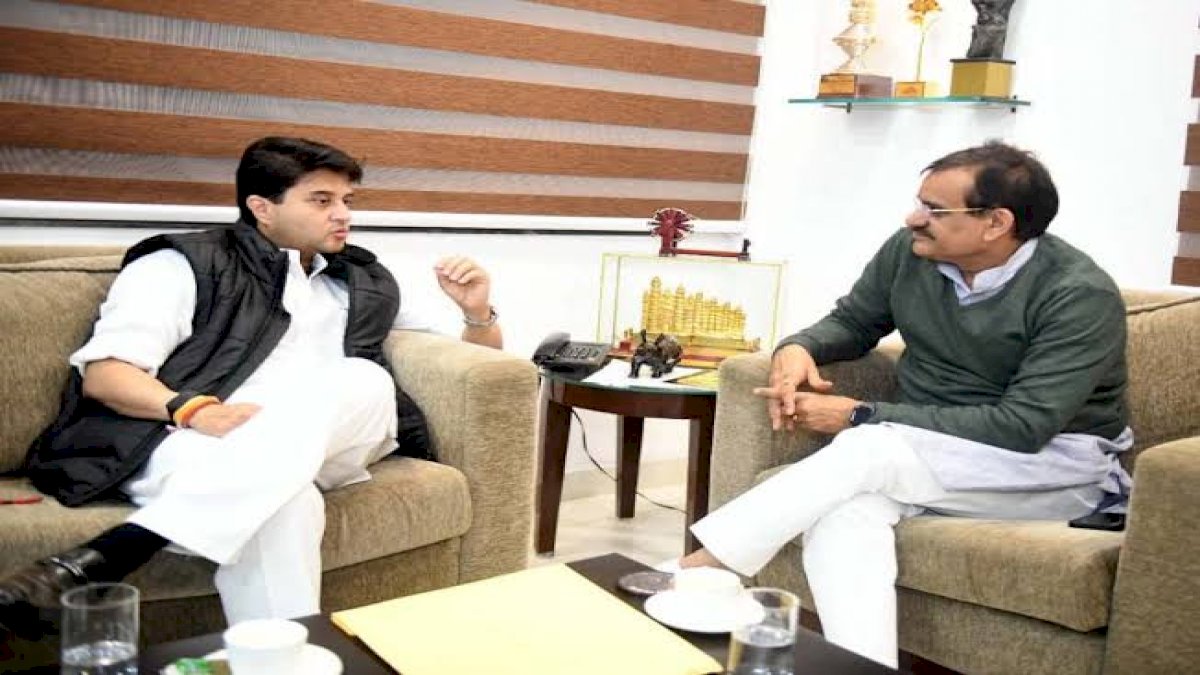 मंत्री बनते ही वीडी शर्मा को नजरअंदाज करने लगे सिंधिया, शर्मा ने की थी खजुराहो में फ्लाइट देने की मांग मंत्री बनते ही वीडी शर्मा को नजरअंदाज करने लगे सिंधिया, शर्मा ने की थी खजुराहो में फ्लाइट देने की मांग