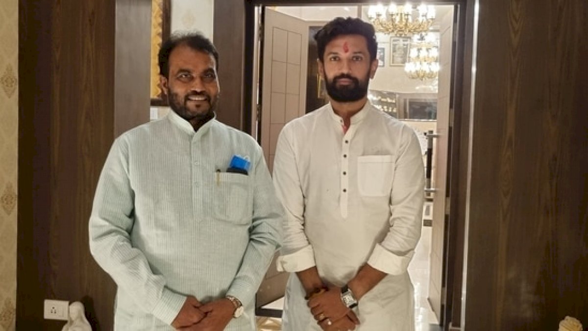 चिराग पासवान को महागठबंधन में शामिल कराने की कवायद में जुटी आरजेडी, लालू की सक्रियता बढ़ी चिराग पासवान को महागठबंधन में शामिल कराने की कवायद में जुटी आरजेडी, लालू की सक्रियता बढ़ी