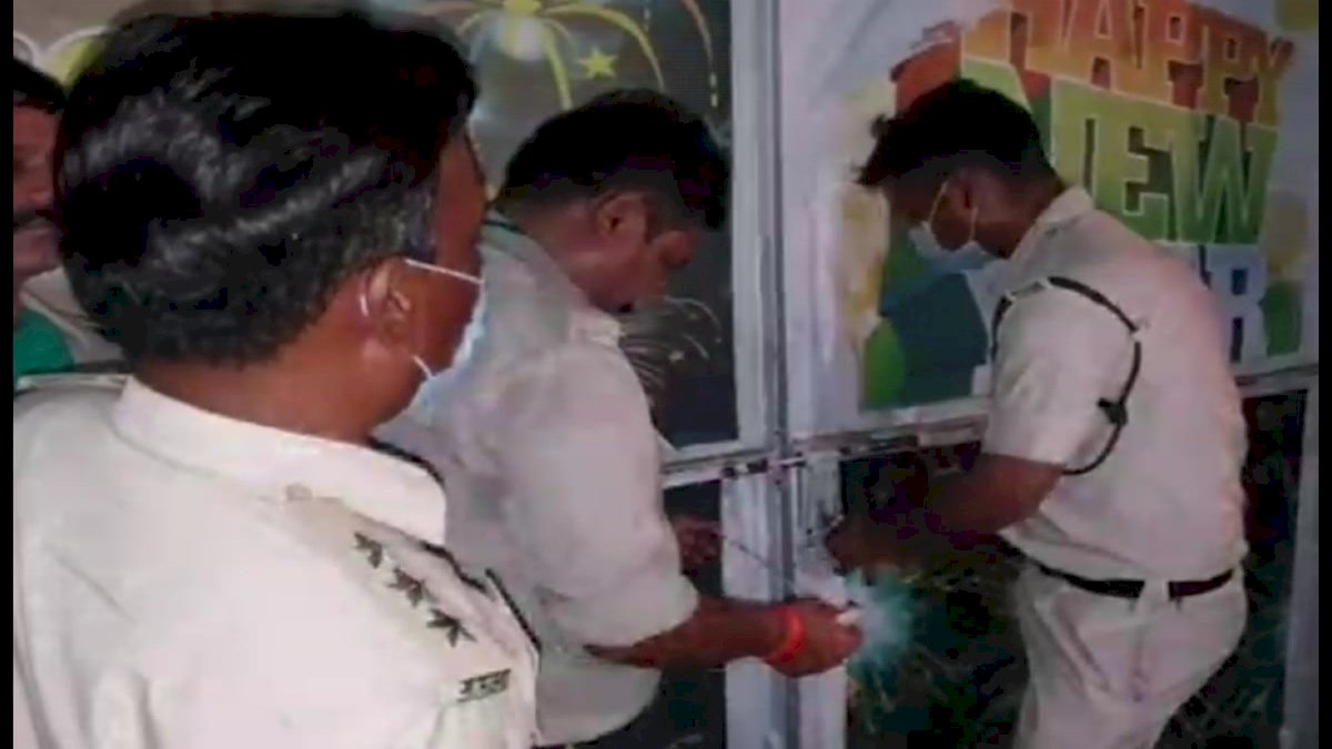 जबलपुर क्लब में बिना लाइसेंस परोसी जा रही शराब, आबकारी विभाग ने किया सील जबलपुर क्लब में बिना लाइसेंस परोसी जा रही शराब, आबकारी विभाग ने किया सील