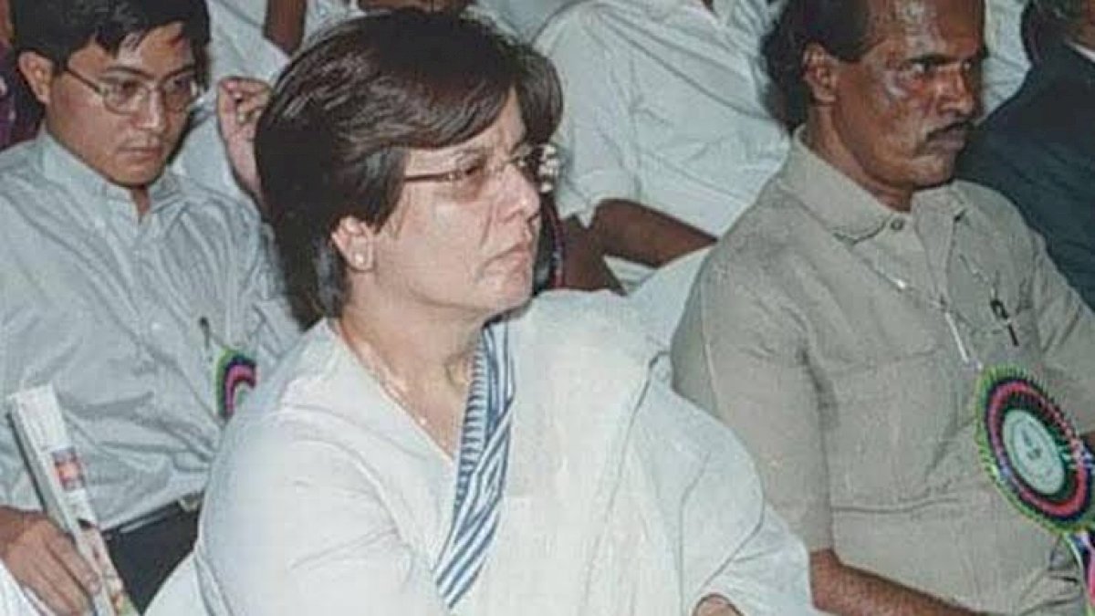 पूर्व केंद्रीय मंत्री की पत्नी का हत्यारा टीकमगढ़ से हुआ गिरफ्तार, हत्यारे को अपने साथ दिल्ली ले गई पुलिस पूर्व केंद्रीय मंत्री की पत्नी का हत्यारा टीकमगढ़ से हुआ गिरफ्तार, हत्यारे को अपने साथ दिल्ली ले गई पुलिस