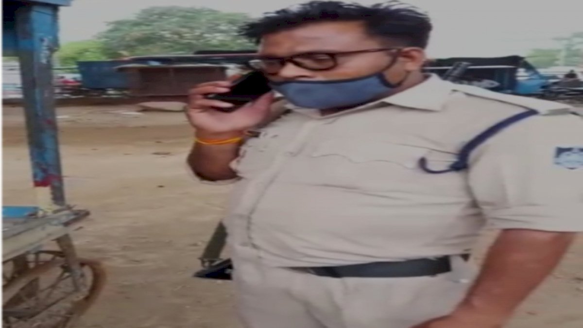 गृहमंत्री के क्षेत्र दतिया में पुलिस कॉन्सटेबल का ऑन ड्यूटी शराब पीते वीडियो वायरल, SP ने किया सस्पेंड गृहमंत्री के क्षेत्र दतिया में पुलिस कॉन्सटेबल का ऑन ड्यूटी शराब पीते वीडियो वायरल, SP ने किया सस्पेंड