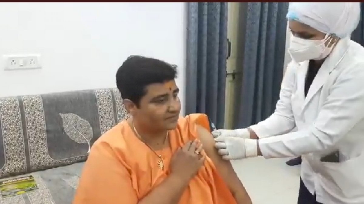 बास्केटबॉल खेलने और ढोल की थाप पर नृत्य करने वाली साध्वी प्रज्ञा ने घर पर लगवाई वैक्सीन, कांग्रेस ने बीजेपी नेता पर बोला हमला बास्केटबॉल खेलने और ढोल की थाप पर नृत्य करने वाली साध्वी प्रज्ञा ने घर पर लगवाई वैक्सीन, कांग्रेस ने बीजेपी नेता पर बोला हमला