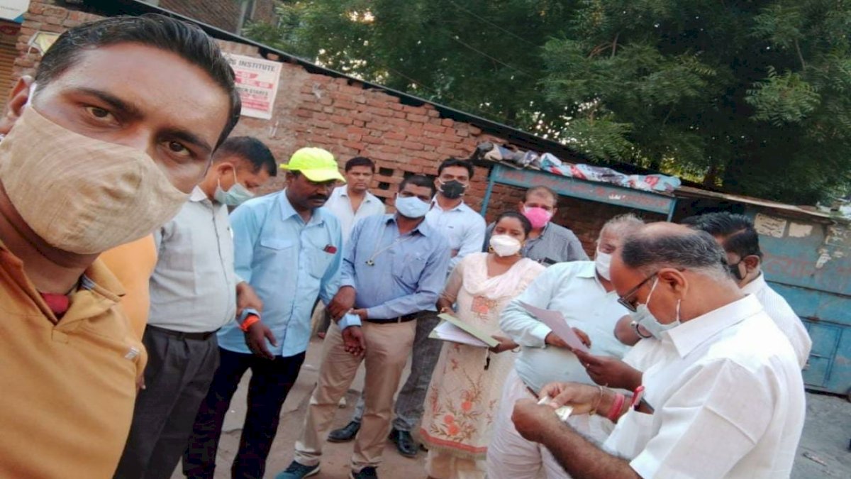 ग्वालियर नगर निगम का सेनेटरी इंस्पेक्टर 5 हजार रुपए की घूस लेते पकड़ाया, लोकायुक्त की कार्रवाई ग्वालियर नगर निगम का सेनेटरी इंस्पेक्टर 5 हजार रुपए की घूस लेते पकड़ाया, लोकायुक्त की कार्रवाई