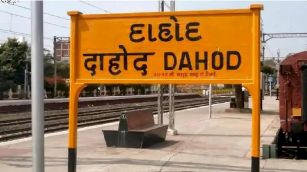आदिवासी युवती को निर्वस्त्र कर पूरे गांव में घुमाया, वीडियो बनाकर पति ने खुद ही किया वायरल आदिवासी युवती को निर्वस्त्र कर पूरे गांव में घुमाया, वीडियो बनाकर पति ने खुद ही किया वायरल