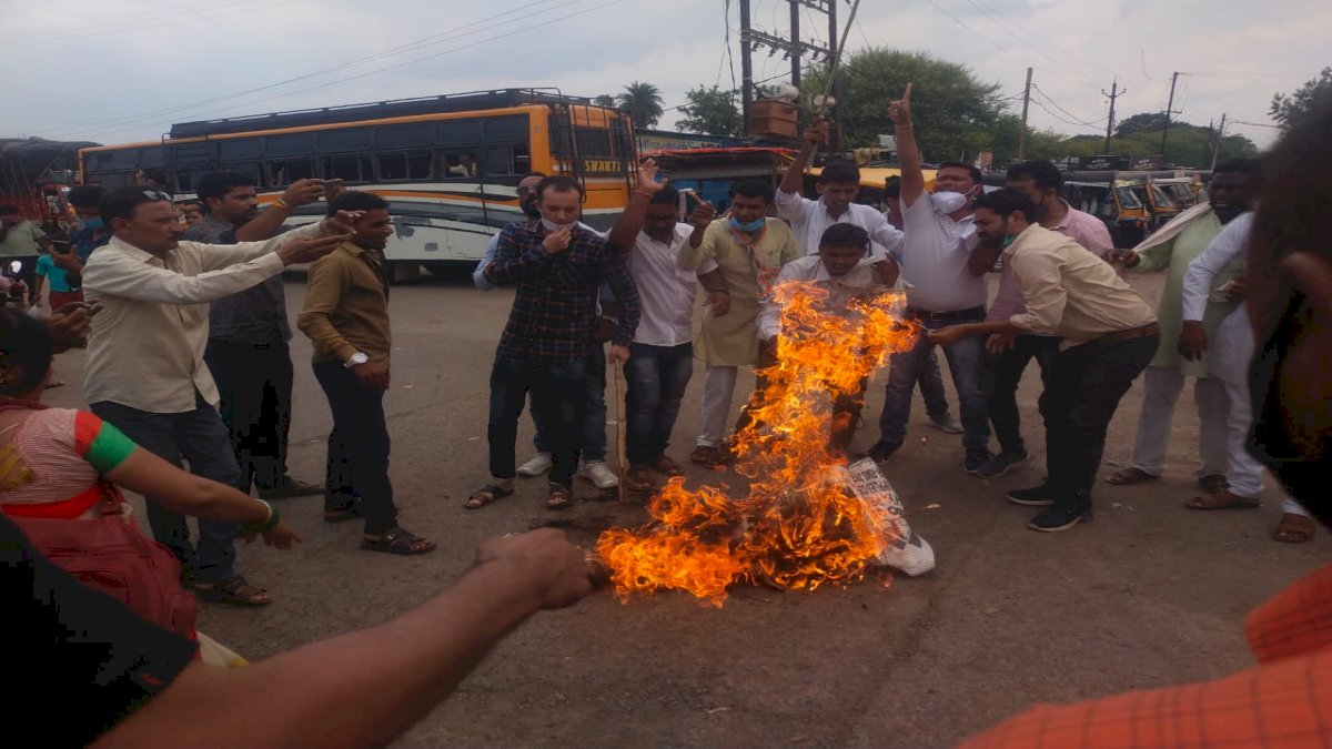 नरोत्तम मिश्रा का पुतला फूंकने पर 26 के खिलाफ FIR, यूथ कांग्रेस ने कहा 100 मुकदमे भी करें तो डरने वाले नहीं नरोत्तम मिश्रा का पुतला फूंकने पर 26 के खिलाफ FIR, यूथ कांग्रेस ने कहा 100 मुकदमे भी करें तो डरने वाले नहीं