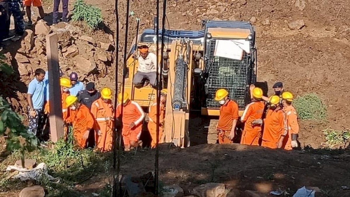 गंजबासौदा हादसा: कुएं से बच्चे को निकालने गए दो दर्जन से ज्यादा लोग कुएं में गिरे, 4 की मौत, रेस्क्यू ऑपरेशन जारी गंजबासौदा हादसा: कुएं से बच्चे को निकालने गए दो दर्जन से ज्यादा लोग कुएं में गिरे, 4 की मौत, रेस्क्यू ऑपरेशन जारी