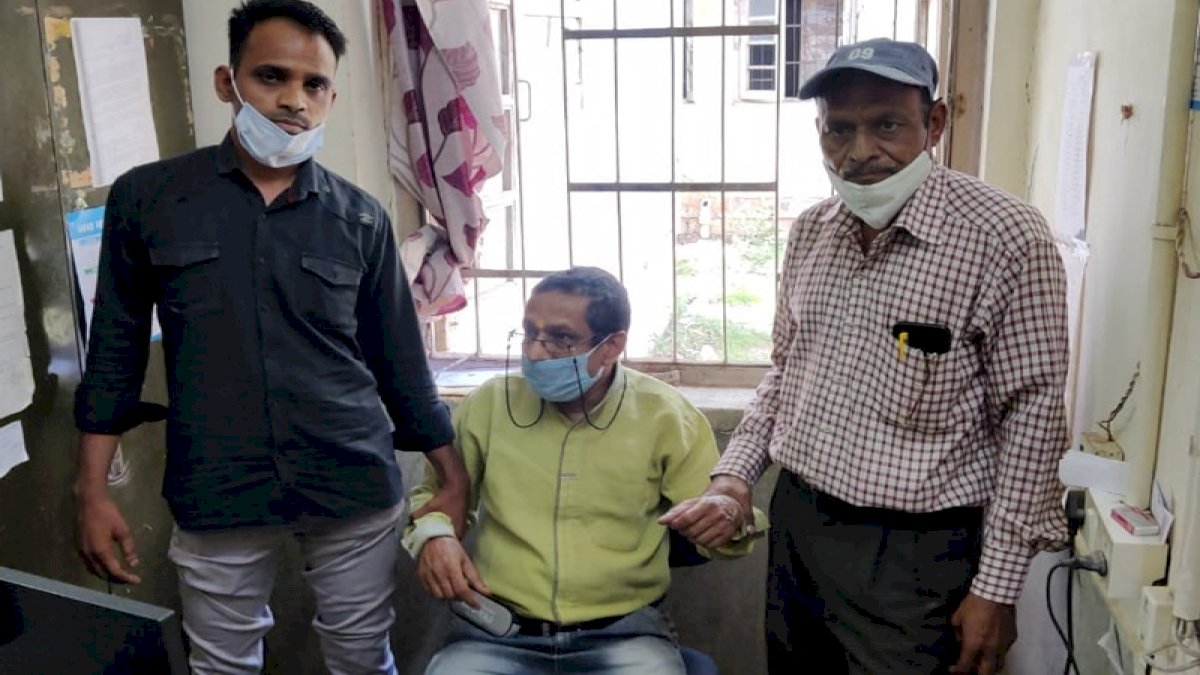 बीमा अस्पताल का क्लर्क 25 हजार रुपए की रिश्वत लेते गिरफ्तार बीमा अस्पताल का क्लर्क 25 हजार रुपए की रिश्वत लेते गिरफ्तार