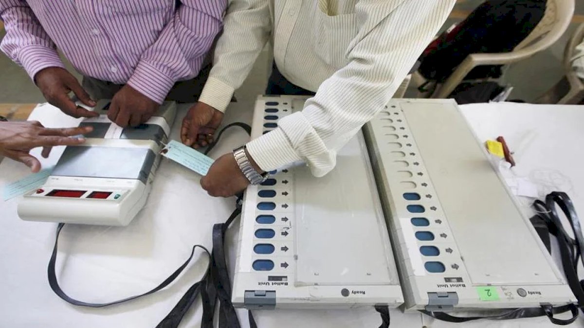 लोकतंत्र को बचाने के लिए बैलेट पेपर से हो वोटिंग, विकसित देशों में बैन है EVM, दिल्ली HC में याचिका दायर लोकतंत्र को बचाने के लिए बैलेट पेपर से हो वोटिंग, विकसित देशों में बैन है EVM, दिल्ली HC में याचिका दायर