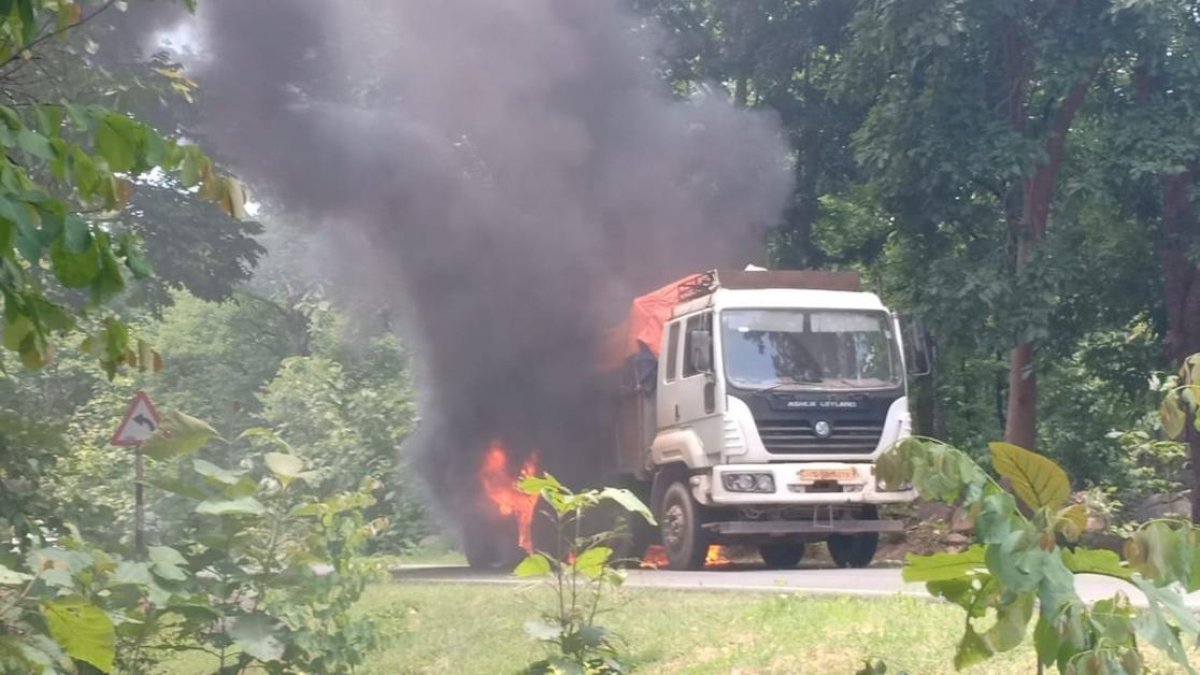 गरियाबंद में बीच सड़क पर धू-धूकर जला ट्रक, NH 130 में कई किमी लगा जाम गरियाबंद में बीच सड़क पर धू-धूकर जला ट्रक, NH 130 में कई किमी लगा जाम