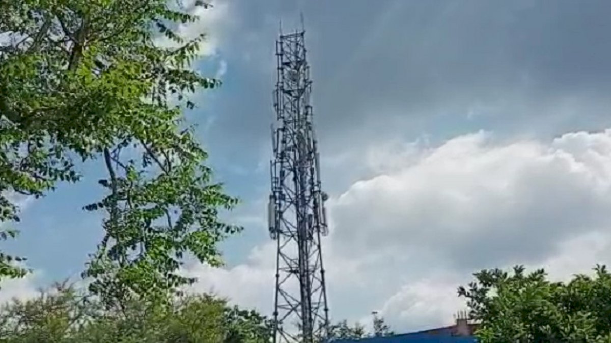 सीहोर में बीजेपी नेता ने बेचा वोडाफोन का मोबाइल टावर सीहोर में बीजेपी नेता ने बेचा वोडाफोन का मोबाइल टावर