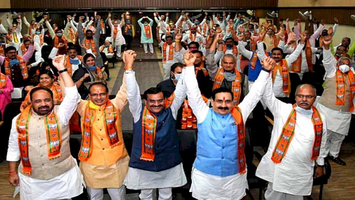 MP: दो बच्चों के कानून की पैरवी करने वाली BJP के करीब 40 फीसदी विधायकों के हैं 3 से 9 बच्चे MP: दो बच्चों के कानून की पैरवी करने वाली BJP के करीब 40 फीसदी विधायकों के हैं 3 से 9 बच्चे