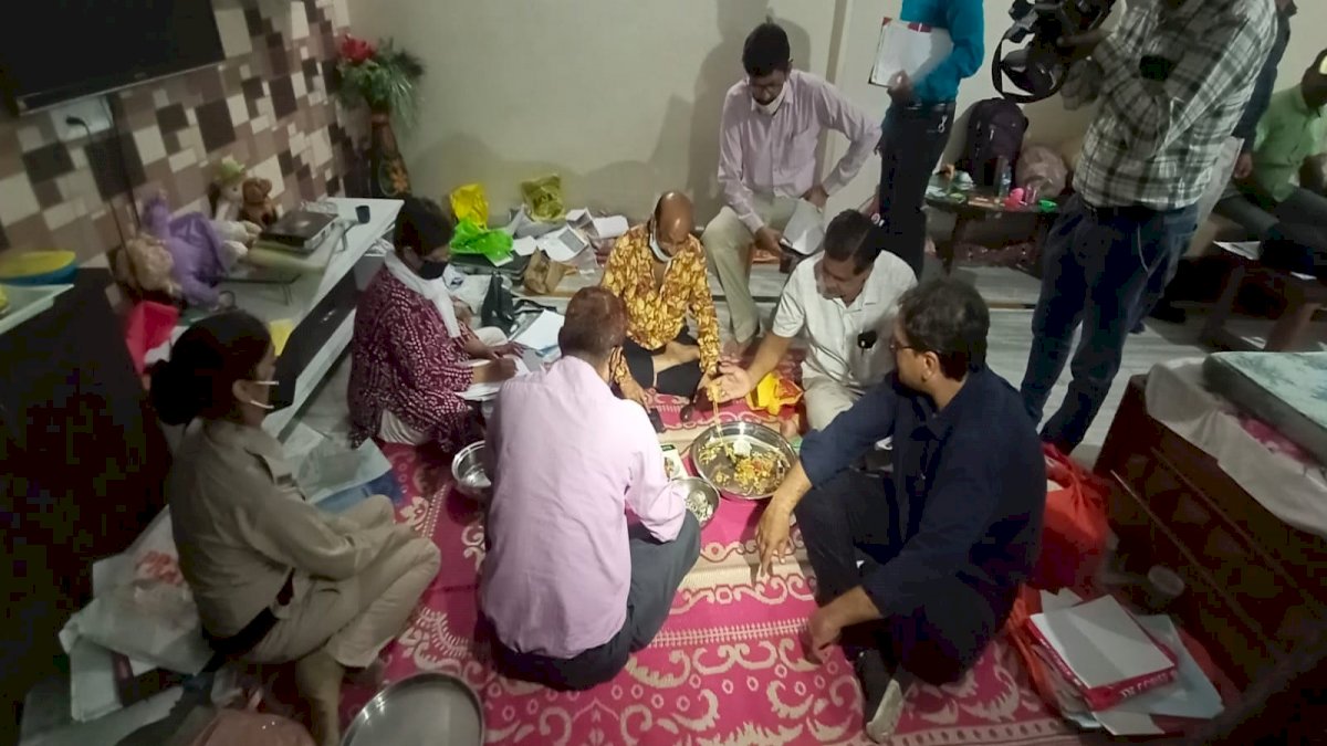 धार नगर पालिका के इंजीनियर के यहां लोकायुक्त का छापा, 44 तोला सोना, एक किलो चांदी मिली, धार नगर पालिका के इंजीनियर के यहां लोकायुक्त का छापा, 44 तोला सोना, एक किलो चांदी मिली,