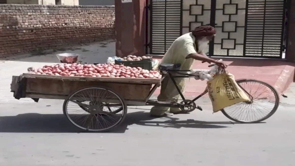 100 साल के बुजुर्ग हरबंस ठेले पर बेचते हैं सब्जी, ताकि बिन मां बाप के बच्चों को मिल सके दो जून की रोटी 100 साल के बुजुर्ग हरबंस ठेले पर बेचते हैं सब्जी, ताकि बिन मां बाप के बच्चों को मिल सके दो जून की रोटी