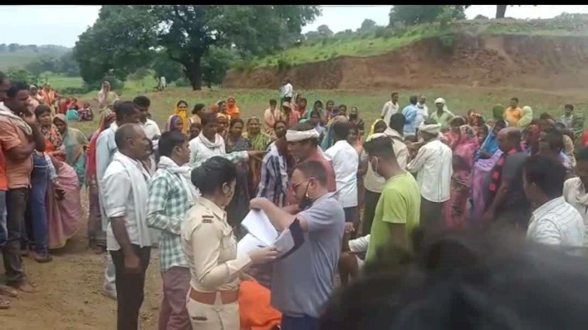 छिंदवाड़ा में बिजली विभाग की अनेदखी से युवक की मौत, ग्रामीणों ने किया हंगामा छिंदवाड़ा में बिजली विभाग की अनेदखी से युवक की मौत, ग्रामीणों ने किया हंगामा