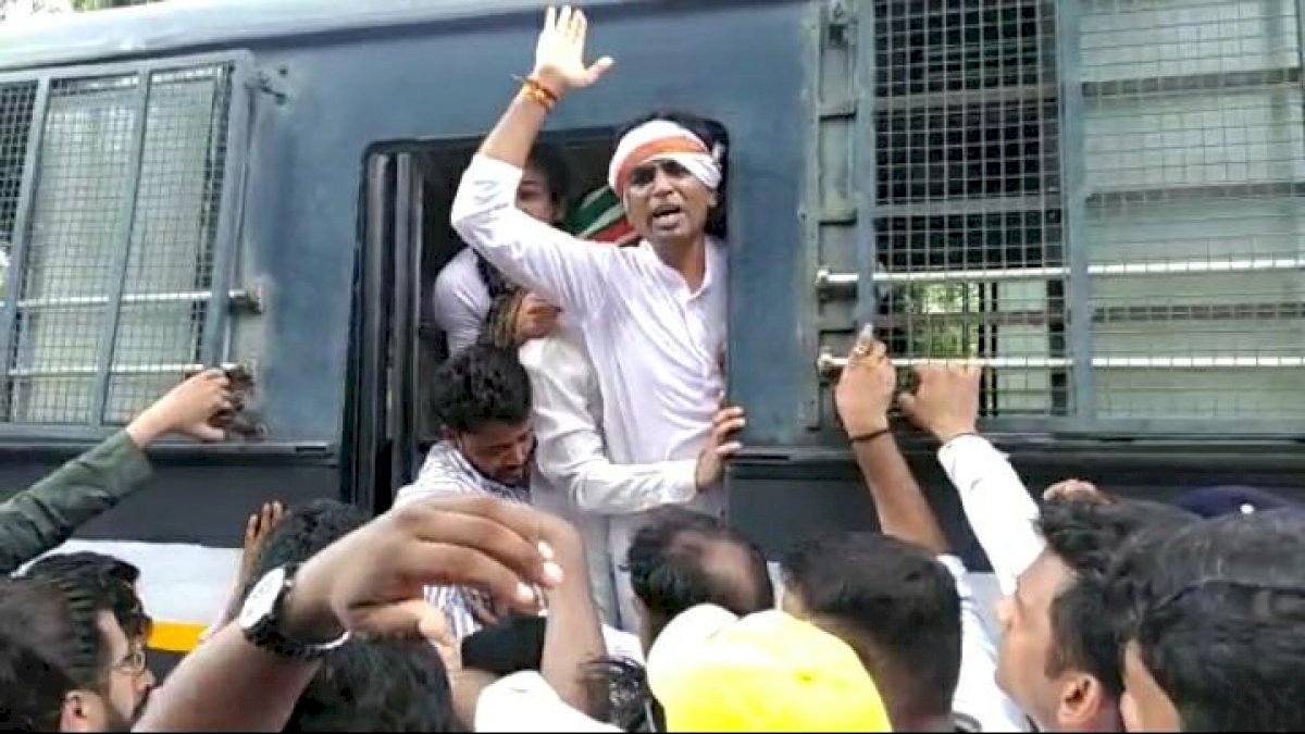 पेट्रोल-डीजल की बढ़ती कीमतों के खिलाफ विक्रांत भूरिया की साइकिल रैली, भोपाल पुलिस ने किया गिरफ्तार पेट्रोल-डीजल की बढ़ती कीमतों के खिलाफ विक्रांत भूरिया की साइकिल रैली, भोपाल पुलिस ने किया गिरफ्तार