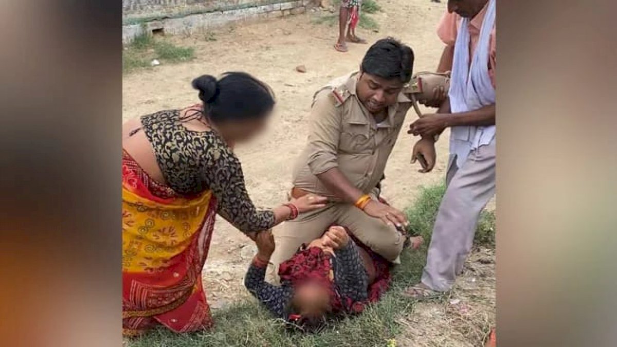 यूपी में महिला के ऊपर बैठे दारोगा की फोटो वायरल, अखिलेश बोले BJP शासन में दुशासन की कमी नहीं यूपी में महिला के ऊपर बैठे दारोगा की फोटो वायरल, अखिलेश बोले BJP शासन में दुशासन की कमी नहीं