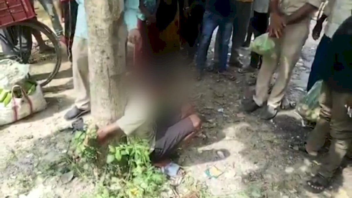 अनाज चोरी के आरोप में की बच्चे की बेरहमी से पिटाई, वीडियो वायरल होने के बाद हरकत में आई पुलिस अनाज चोरी के आरोप में की बच्चे की बेरहमी से पिटाई, वीडियो वायरल होने के बाद हरकत में आई पुलिस