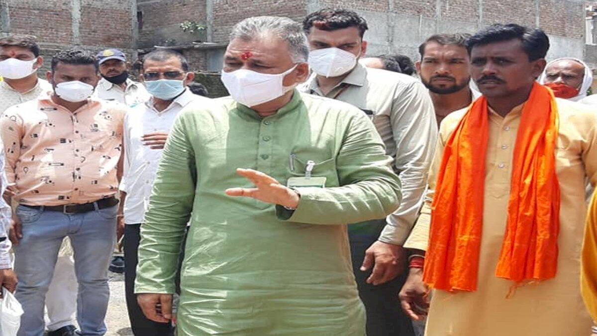 MP: मंत्री के भाई पर बैंककर्मी को दौड़ा-दौड़ाकर पीटने का आरोप, पूछने पर तिलमिलाए मंत्री- बोले रखो फोन MP: मंत्री के भाई पर बैंककर्मी को दौड़ा-दौड़ाकर पीटने का आरोप, पूछने पर तिलमिलाए मंत्री- बोले रखो फोन