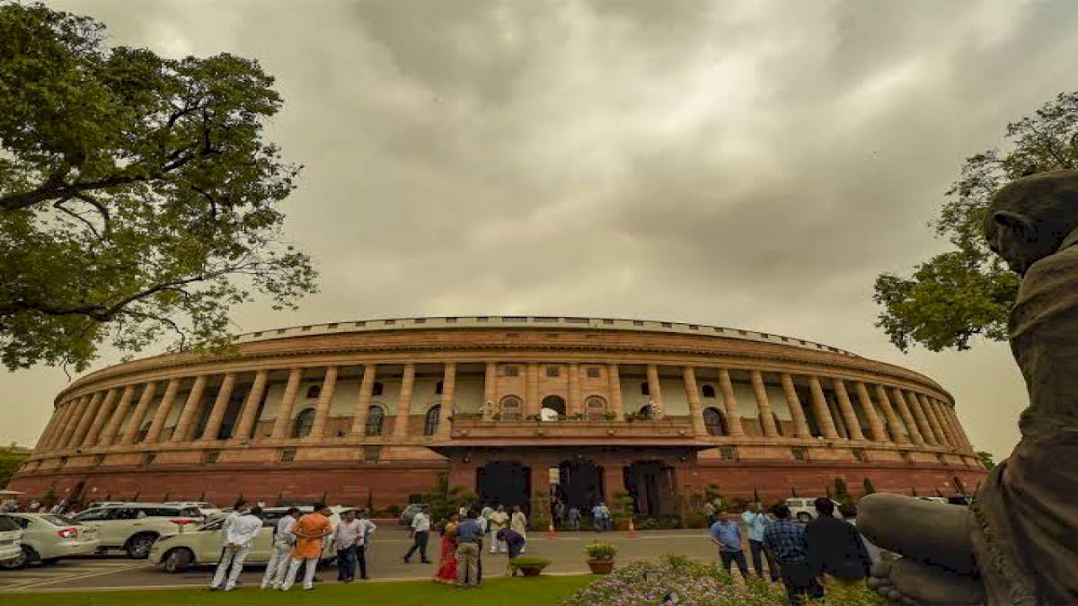 मॉनसून सत्र का हंगामेदार आगाज, लोकसभा 2 बजे और राज्यसभा 1 घंटे के लिए स्थगित मॉनसून सत्र का हंगामेदार आगाज, लोकसभा 2 बजे और राज्यसभा 1 घंटे के लिए स्थगित