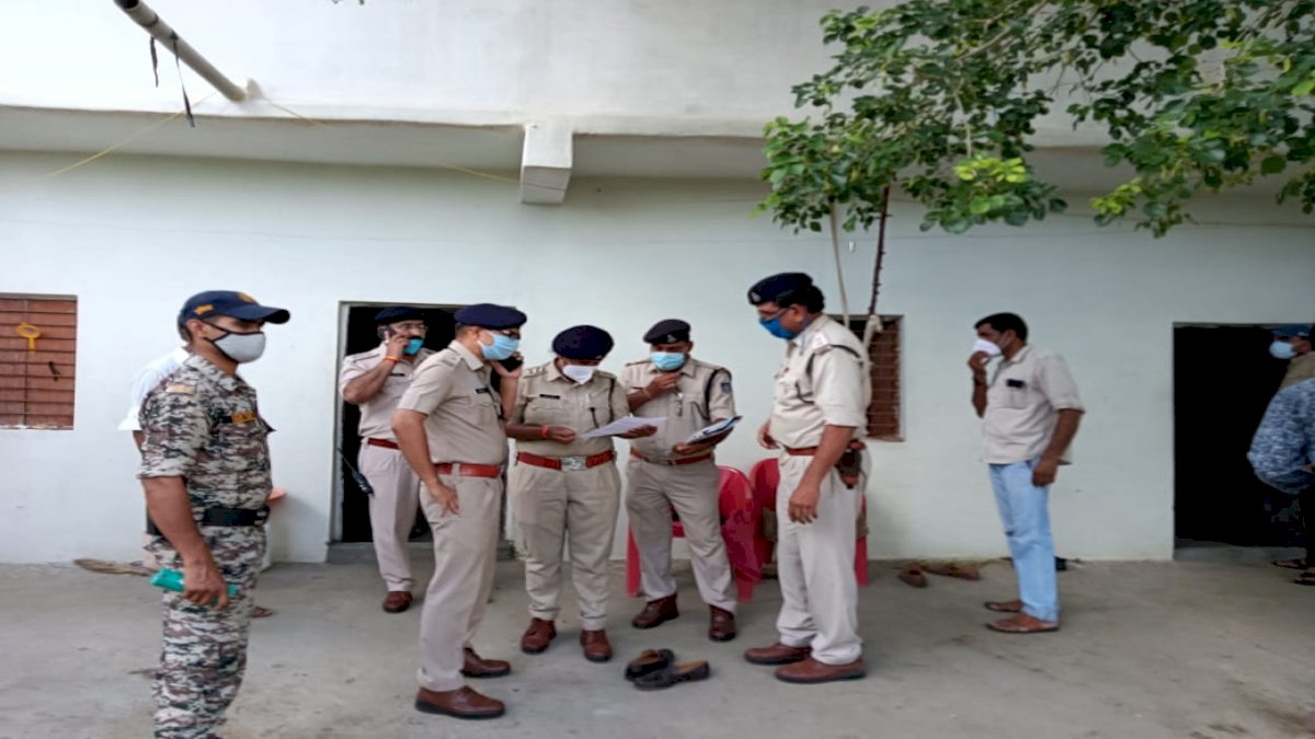 सीहोर ट्रिपल मर्डर केस के दो सह आरोपी गिरफ्तार, मुख्य आरोपी अब भी फरार सीहोर ट्रिपल मर्डर केस के दो सह आरोपी गिरफ्तार, मुख्य आरोपी अब भी फरार