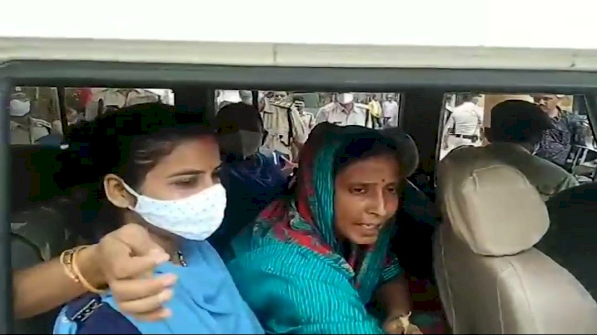 पन्ना राजघराने की महारानी जीतेश्वरी देवी गिरफ्तार, संपत्ति विवाद मामले में राजमाता ने जताया था जान का खतरा पन्ना राजघराने की महारानी जीतेश्वरी देवी गिरफ्तार, संपत्ति विवाद मामले में राजमाता ने जताया था जान का खतरा