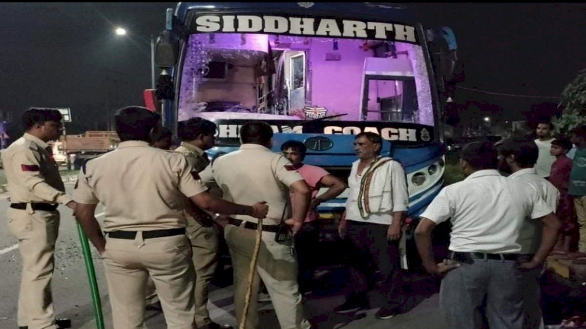 चलती बस रोककर यात्रियों से मारपीट, सिंगरौली से वाराणसी जा रही थी बस चलती बस रोककर यात्रियों से मारपीट, सिंगरौली से वाराणसी जा रही थी बस