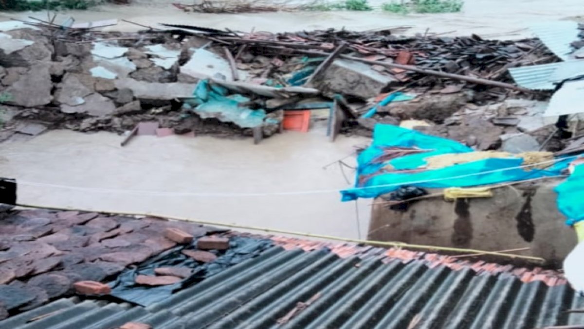 विदिशा में 6 घंटे में हुई 23.4 मिमी वर्षा बने बाढ़ के हालात, चंद सेंकड में कच्चा मकान ढहा विदिशा में 6 घंटे में हुई 23.4 मिमी वर्षा बने बाढ़ के हालात, चंद सेंकड में कच्चा मकान ढहा