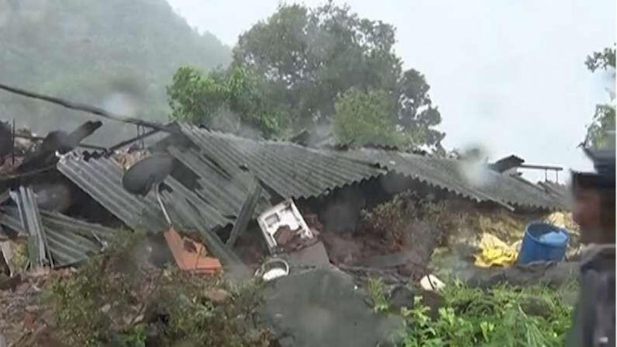 महाराष्ट्र में जारी है मौत का कहर,भूस्खलन से अब तक 44 लोगों की मौत महाराष्ट्र में जारी है मौत का कहर,भूस्खलन से अब तक 44 लोगों की मौत