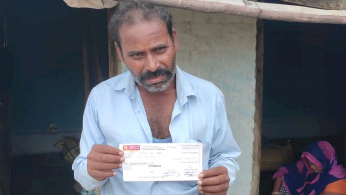 गंजबासौदा पीड़ितों के साथ सिस्टम का छलावा, बैंक ने रिजेक्ट किया मुआवजे का चेक, अपमान का घूंट पीकर वापस लौटे ग्रामीण गंजबासौदा पीड़ितों के साथ सिस्टम का छलावा, बैंक ने रिजेक्ट किया मुआवजे का चेक, अपमान का घूंट पीकर वापस लौटे ग्रामीण