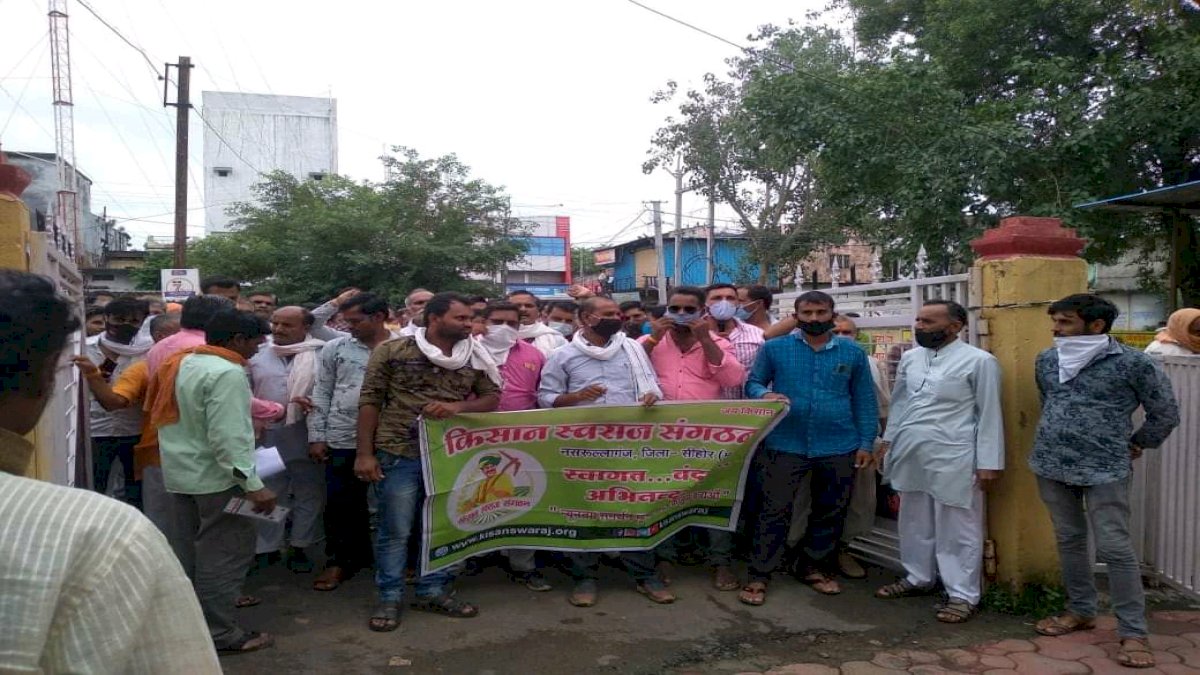 मूंग खरीदी बंद होने से परेशान हैं सीएम के गृह क्षेत्र के किसान, तहसील कार्यालय पर शुरू किया धरना मूंग खरीदी बंद होने से परेशान हैं सीएम के गृह क्षेत्र के किसान, तहसील कार्यालय पर शुरू किया धरना