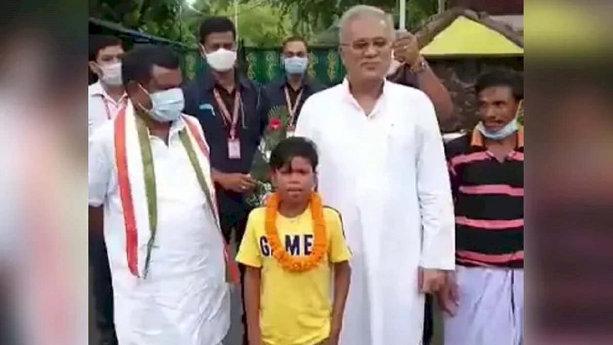 सोशल मीडिया पर छा गया छत्तीसगढ़ का सहदेव, सिंगर बच्चे के फैन बने सीएम भूपेश बघेल सोशल मीडिया पर छा गया छत्तीसगढ़ का सहदेव, सिंगर बच्चे के फैन बने सीएम भूपेश बघेल