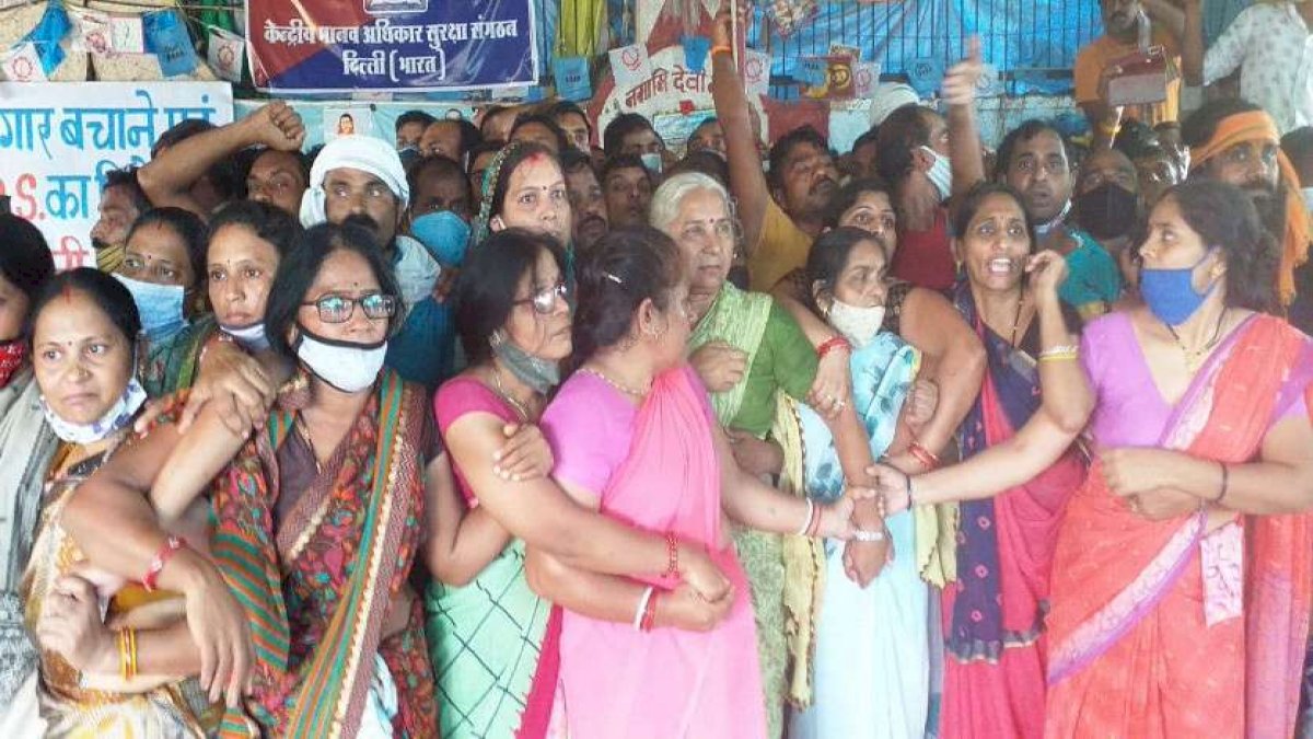 खरगोन में सेंचुरी मिल के कर्मचारियों के जबरन VRS का विरोध जारी, मेधा पाटकर समेत प्रदर्शनकारी महिलाओं की हुई जबरन गिरफ्तारी खरगोन में सेंचुरी मिल के कर्मचारियों के जबरन VRS का विरोध जारी, मेधा पाटकर समेत प्रदर्शनकारी महिलाओं की हुई जबरन गिरफ्तारी