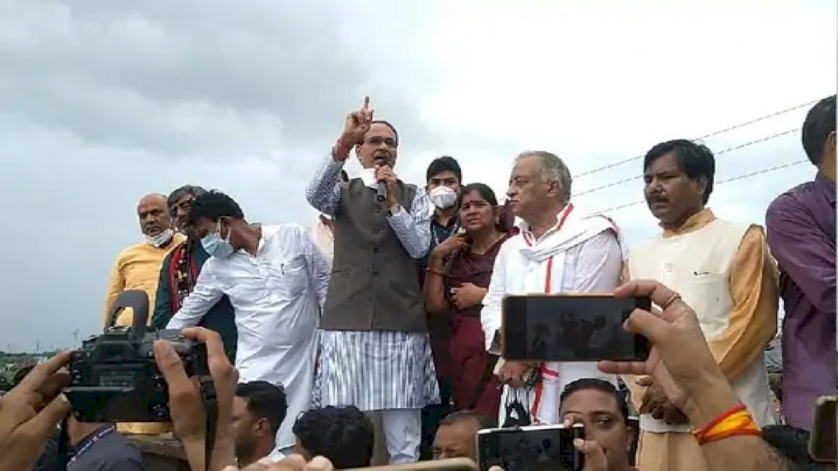 ग्वालियर बाढ़ पीड़ितों के लिए सीएम शिवराज ने किया मुआवजे का ऐलान, घर, पशु, फसल का सर्वे कर भरपाई का वादा ग्वालियर बाढ़ पीड़ितों के लिए सीएम शिवराज ने किया मुआवजे का ऐलान, घर, पशु, फसल का सर्वे कर भरपाई का वादा