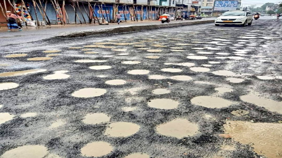 Lakes से पटी City of Lakes की सड़कें, सीएम कहते थे MP की सड़कों के सामने वाशिंगटन के रोड हैं फेल Lakes से पटी City of Lakes की सड़कें, सीएम कहते थे MP की सड़कों के सामने वाशिंगटन के रोड हैं फेल